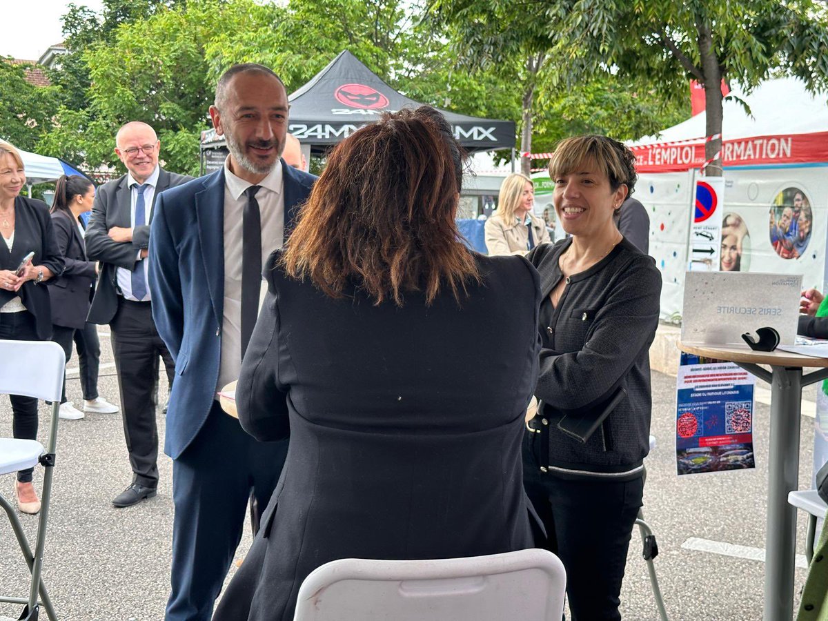Ce jeudi, la Sous-préfète S. PHILBERT s’est rendue à la Place de l’#Emploi et de la #Formation à Saint-Priest pour recueillir le ressenti des partenaires engagés aux côtés de l’État. Des solutions d’insertion professionnelle au plus près des habitants y étaient proposées.