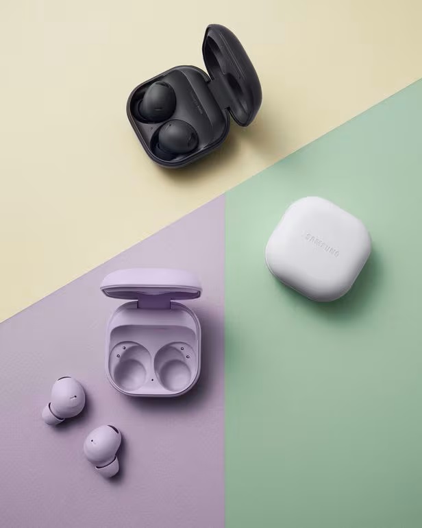 أخيراً ظهرت تسريبات جالكسي بودز 3 🎧 يقول التقرير أن سماعات جالكسي الجديدة Galaxy Buds3 و Galaxy Buds3 Pro ستأتي بتصميم جديد لتحسين جودة المكالمات و عزل الضجيج ... ايضاً ستدعم السماعات ميزات الذكاء الاصطناعي للترجمة وغيرها. الإعلان الرسمي في يوليو إن شاء الله.🗓️ #Samsung