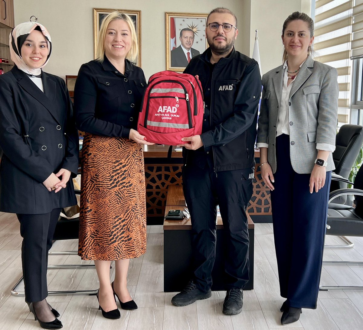 AFAD Gönüllülük ve Sivil Toplumla İlişkiler Dairesi Başkanlığına atanan Değerli Kardeşim Hüseyin Ceven’i tebrik ederim.
Öğrencilik dönemlerinden projelerimizde birlikte çalıştığımız kardeşime başarılar dilerim, hayırlı uğurlu olsun. 
@hceven01 #AFAD 🇹🇷