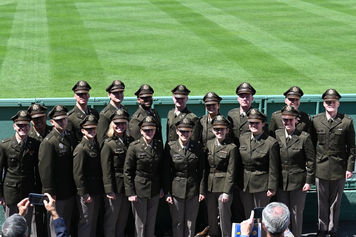 Congratulations to the @USArmy's newest second lieutenants 🇺🇸 Commissioning as an officer is a remarkable achievement. We wish you all the best as you begin your Army careers! #LeadershipExcellence @usarec | @USArmy | @CG_ArmyROTC | @GoArmy | @TRADOC | @SecArmy