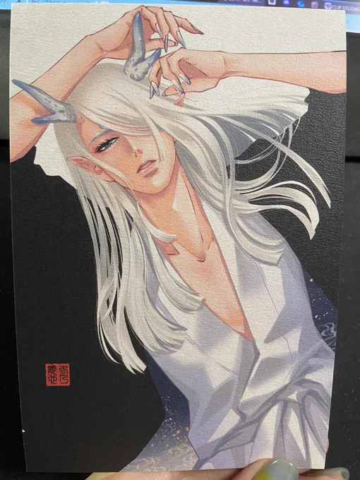 【二人展進捗】 双龍のポストカードができました!これと透明なカードに花を散らしたものをセットで出そうかと。花の方は単独で撮影枠に使えるようにできる予定です。 紙いつものアートポスト系じゃない、エンボスの入ったのにしたけど、正解だった!めちゃ綺麗に印刷できました!