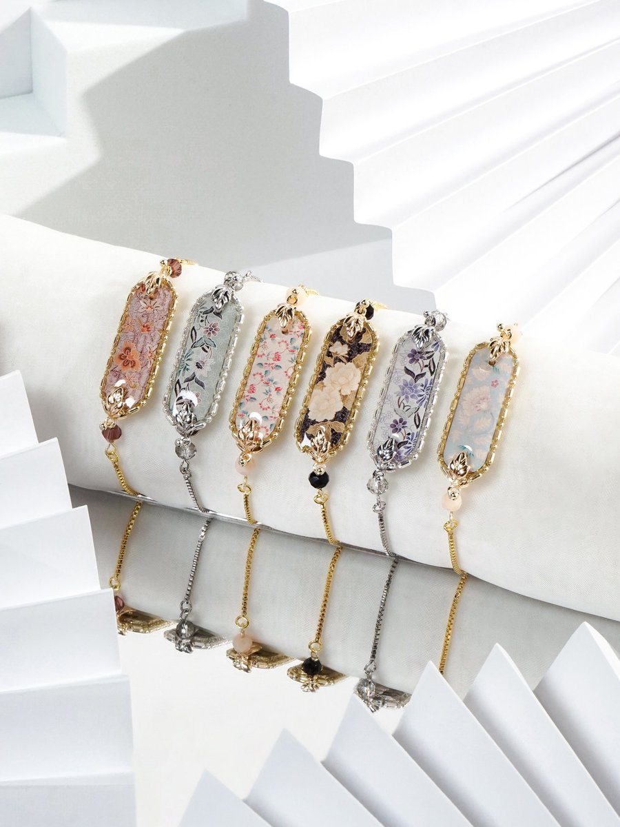 atthirah_mj's tweet photo. Peeps, it's giveaway time!! 🥳
As a gesture of appreciation for your love and support of our Koleksi Warisan Vol. 2, @nsarahr90 and I would like to pick two of you to win our Batik-inspired accessories 🌺

RT AND WE'LL CHOOSE TWO WINNERS! ✨️ https://t.co/EY5JQg1Ln1