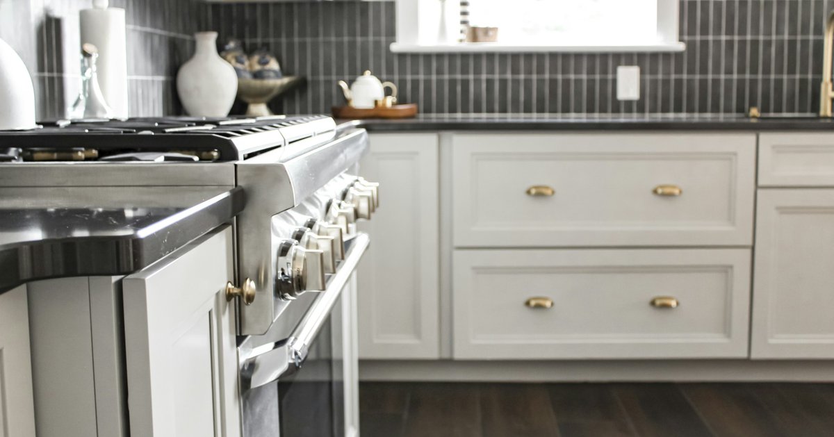 Explore the inviting ambiance of @ElementKB's Modern English Cottage kitchen featuring Covered Bridge Cabinetry. Using crisp white cabinetry, this design offers a refreshing twist on traditional charm with a modern edge.

#CoveredBridge #CoveredBridgeCabinetry