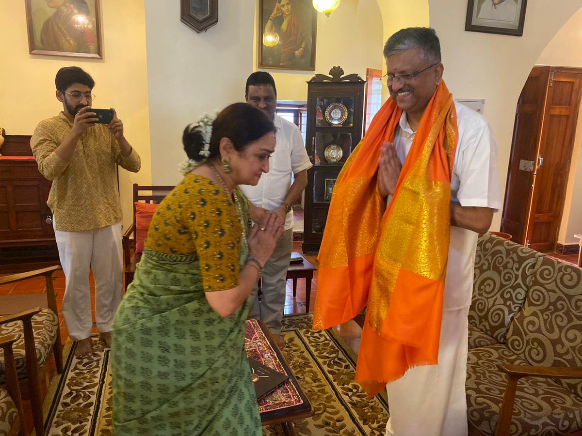 During the second day of her visit, she also visited Shivaji Rajah Bhonsle Chattrapathi, the current head of the Maratha royal family of Thanjavur and the titular king of Thanjavur. #music #dance #drama #artist #folk #SangeetNatakAkademi #tamilnadu