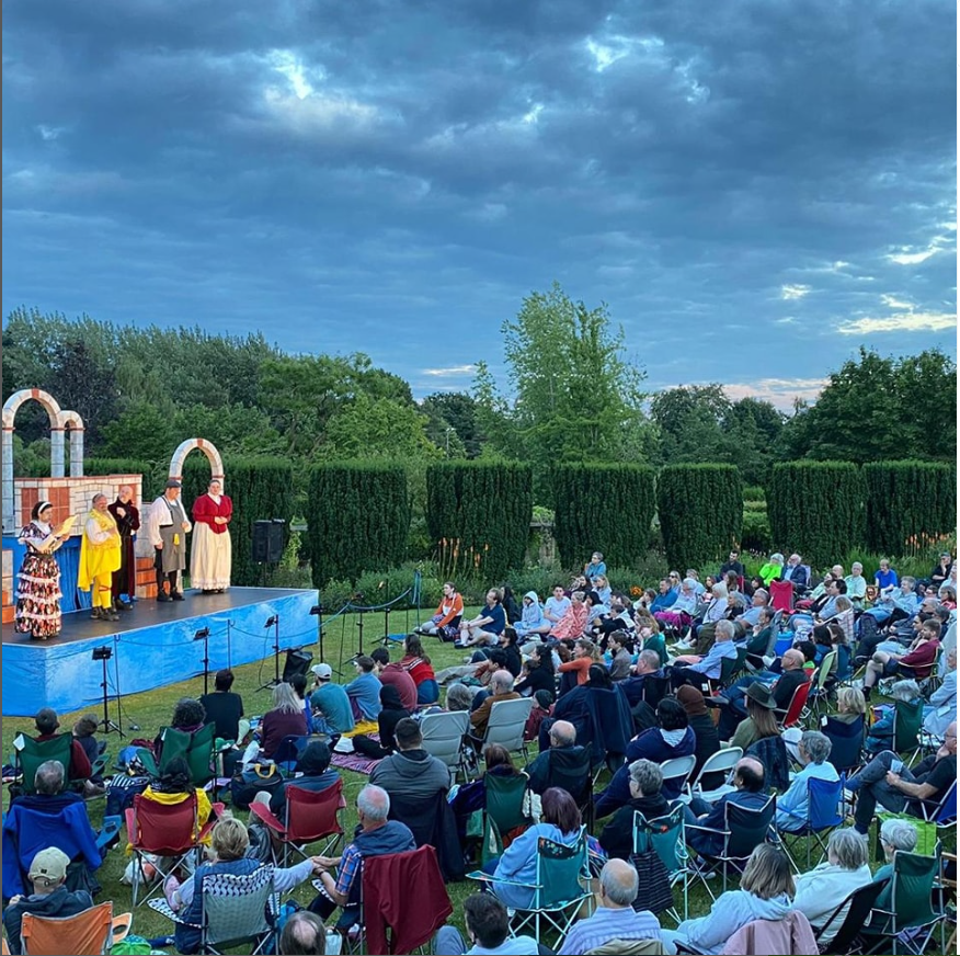 Just picture sitting on the lawn on a summer's evening watching @IllyriaTheatre perform The Adventures of Doctor Dolittle🦜 Join us on Saturday 1 June for this hilarious and heart-warming family adventure! winterbourne.org.uk/whats-on/dr-do…