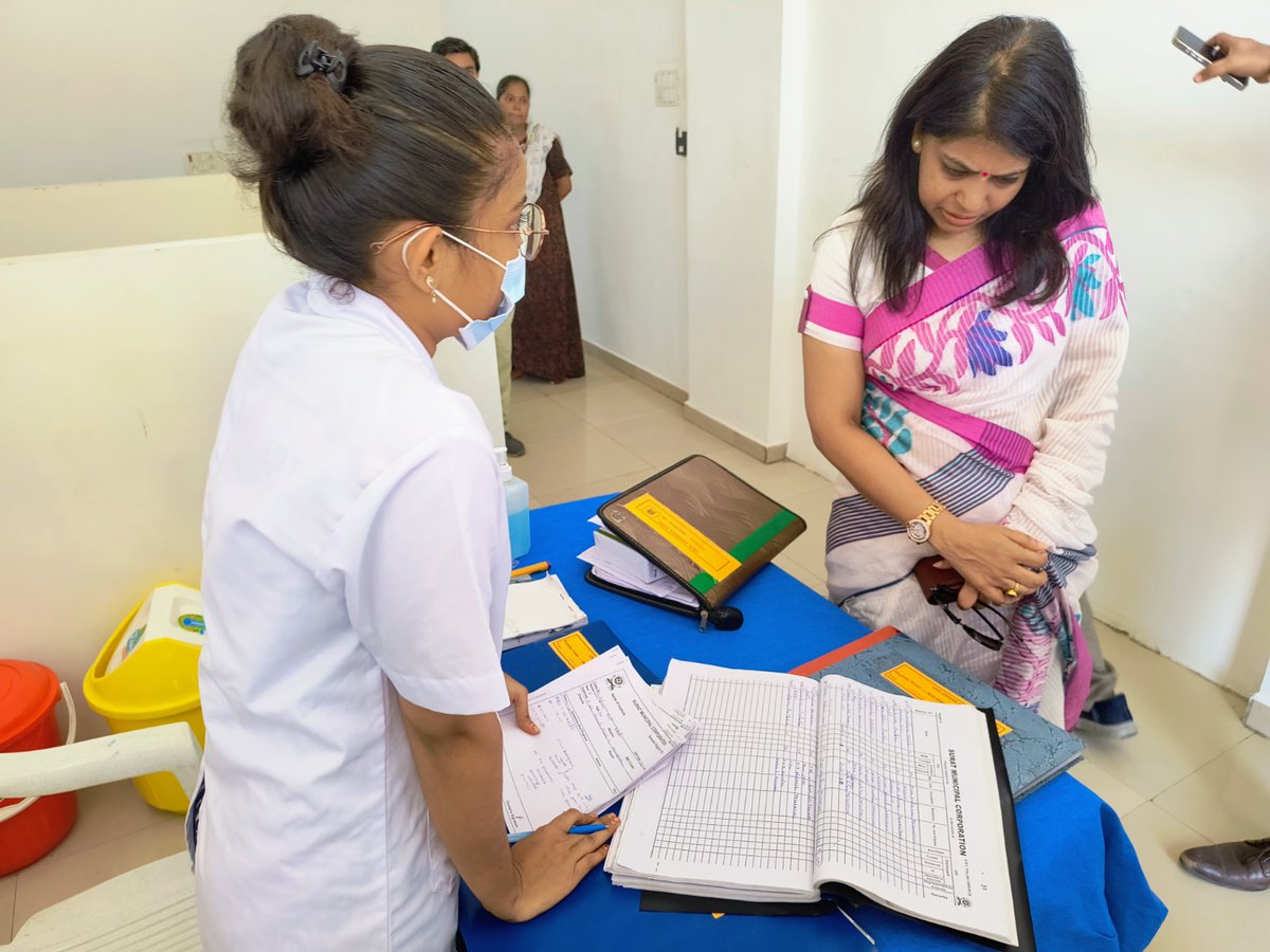 માન. કમિશ્નર શ્રીમતી શાલીની અગ્રવાલ IAS દ્વારા ડીંડોલી વિસ્તારમાં આવેલ આયુષ્માન આરોગ્ય મંદિરની મુલાકાત લઇ કામગીરનો રીવ્યુ કરવામાં આવ્યો અને સેન્ટરની મુલાકાતે આવેલ નાગરિકો સાથે સવાંદ કર્યો હતો.