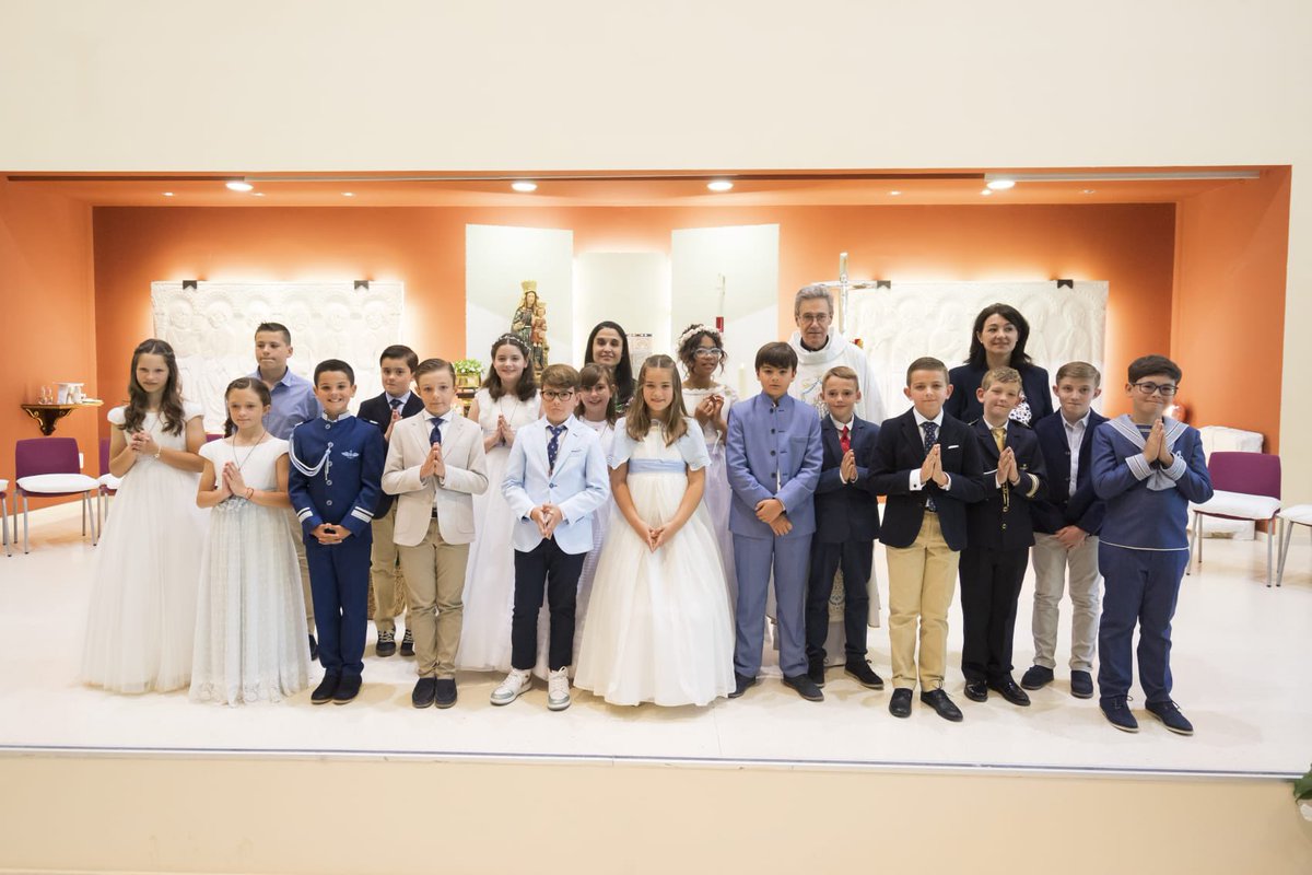C_Penalvento's tweet photo. Este mes de mayo, mes de la Virgen, hemos celebrado en el colegio las Primeras Comuniones con nuestros alumnos y sus familias. Fue un día entrañable en el que recibieron a Jesús por primera vez. ✝️ #Educare #FormamosPersonas https://t.co/YYGbUAK70Q