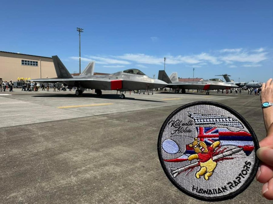 最新消息！：美軍新臂章一直辱華一直爽。夏威夷的F-22戰機單位使用的新臂章圖樣，是搭載 AMRAAM 飛彈的 F-22 擊殺小熊維尼（嘲諷中國習近平的外號「習維尼」）
