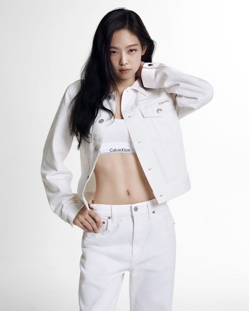📸 240523 Vogue Korea update with #JENNIE 

밝은 태양의 계절, 캘빈클라인(@/calvinklein)과 제니(@/jennierubyjane)가 만났습니다. 화이트 캔버스 위에 쓰인 그녀의 이름, JENNIE. ‘모노크로매틱 썸머’ 컬렉션을 착용한 제니의 새로운 화보를 소개합니다.
 
지난 5월 15일 론칭한 모노크로매틱