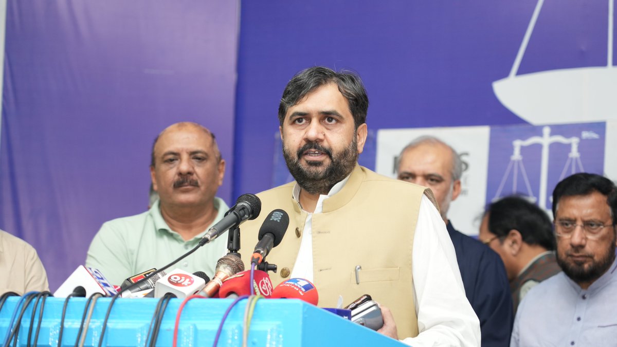 JIPOfficial's tweet photo. لاہور- امیر جماعت اسلامی پاکستان حافظ نعیم الرحمٰن نے پنجاب اسمبلی سے پاس کردہ متنازعہ ہتک عزت بل کے حوالے سے جماعت اسلامی کے مرکز منصورہ لا ہور میں صحافتی تنظیموں کے نمائندگان کے ہمراہ پریس کانفرنس کی اور اس عزم کا اظہار کیا کہ جماعت اسلامی کسی بھی نام نہاد قانون کی آڑ میں آزادی اظہار رائے پر قدغنیں لگانے کی سازش کامیاب نہیں ہونے دے گی اور اس حوالے سے صحافتی تنظیموں کے تحفظات اور مطالبات کی بھرپور حمایت کرتی ہے، صحافتی تنظیموں کے نمائندگان نے امیر جماعت کی حمایت کا شکریہ ادا کیا اور آزادی اظہار رائے کے حوالے سے جماعت اسلامی کے عزم کو سراہا۔
