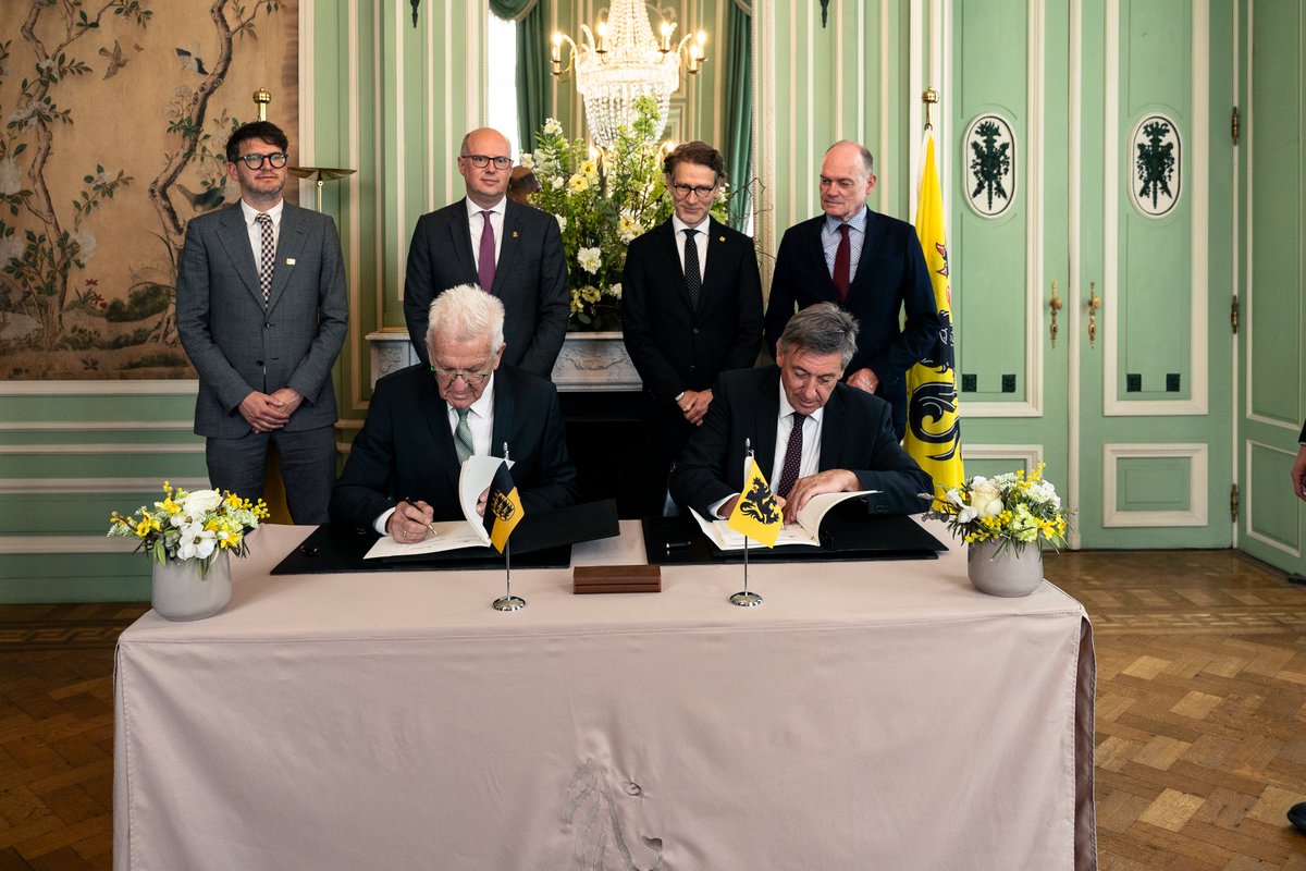 Was verbindet Flandern @Flanders_DFA & #BadenWürttemberg? Exzellente Forschung! 🔬Um die Zusammenarbeit zu vertiefen, unterzeichneten MP #Kretschmann & der flämische #Ministerpräsident @JanJambon eine Absichtserklärung in #Brüssel. ✒️ 1/2