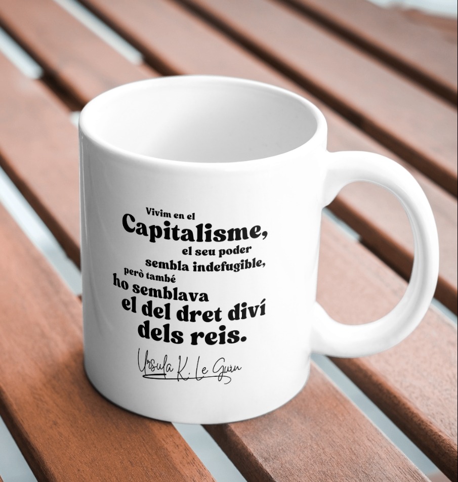 Els nostres subscriptors rebran una tassa amb frase leguinista amb CIUTAT DE LES IL·LUSIONS. Si vols subscriure't pots fer-ho aquí:
capsesdellibres.com/product-page/s…

Si només vols el llibre, el pots comprar aquí:
capsesdellibres.com/product-page/c…

Si només vols la tassa...:
capsesdellibres.com/objectes