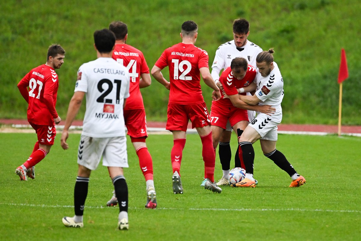 svetdresov's tweet photo. Oblečenie prinieslo aj kuriozitu s pozíciou loga nového partnera súťaže MONACObet. Najprv ho totiž klub umiestnil dozadu pod čísla, až neskôr bolo správne doplnené aj na ľavý rukáv...
2⃣/2⃣
#dresy #hummel #2liga #monacobetliga #spartakmyjava https://t.co/xJo68Vj7eE