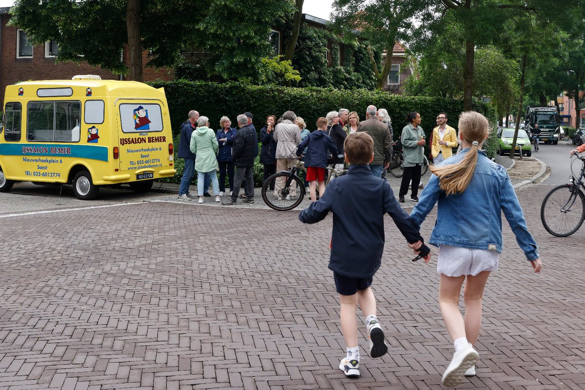 Al 4 jaar geleden viel het besluit de Kleine Spoorbomen te sluiten voor auto’s en bussen. We hebben heel fijn en intensief met de buurt samengewerkt bij dit project. Gisteren vierden we daarom met de buurt de afronding van de eerste fase met ijs! 🍦🍦🍦