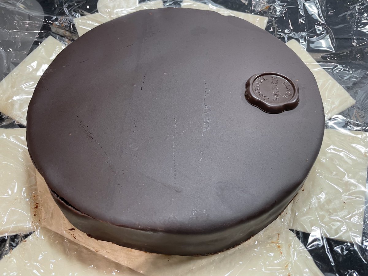 Uhka vai mahdollisuus? 😀 Elämä ei ole vain liikettä. #sacher #höttöset