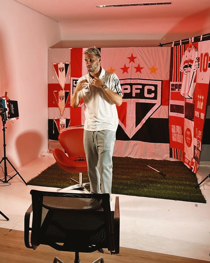 📸 Bastidores das gravações da série “Não Falta Mais”! Já conferiu o primeiro episódio? 📺 Assista no YouTube: spfc.vc/3wOz0wW 📺 Assista na #SPFCplay: spfc.vc/44VHKy3 #NãoFaltaMais 🏆 #VamosSãoPaulo 🇾🇪 🎥 Gutierre Filmes