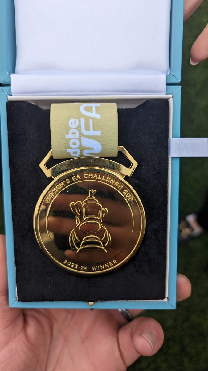 Amazing to be joined tonight by Manchester United Women’s defender Jess Simpson 😃the girls were so excited to have her watching and to see her FA Cup winners medal 🏆well done to all girls who have attended the leagues. You’ve been brilliant 😁#teamsouthribble  <a href="/BarclaysFooty/">Barclays Football</a> ⚽️