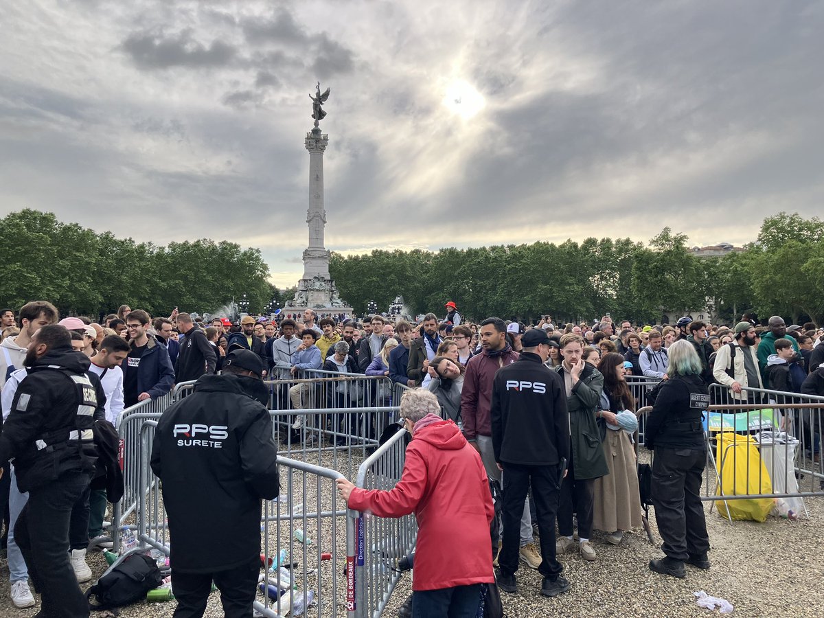 L’organisation place des Quinconces un peu à la ramasse, tandis que des centaines de personnes sont bloquées et fouillés par la sécurité pour rentrer, la plupart des gens tentent de sortir par la même entrée. D’autres ont pu escalader les barrières de sécurité.