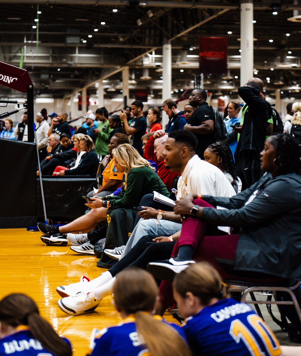 TBT to Houston for 🔥 E40 League 📸 Players 🔥 Coaches 🔥 College coaches on the sidelines 🔥 #Elite40League @athelitebball