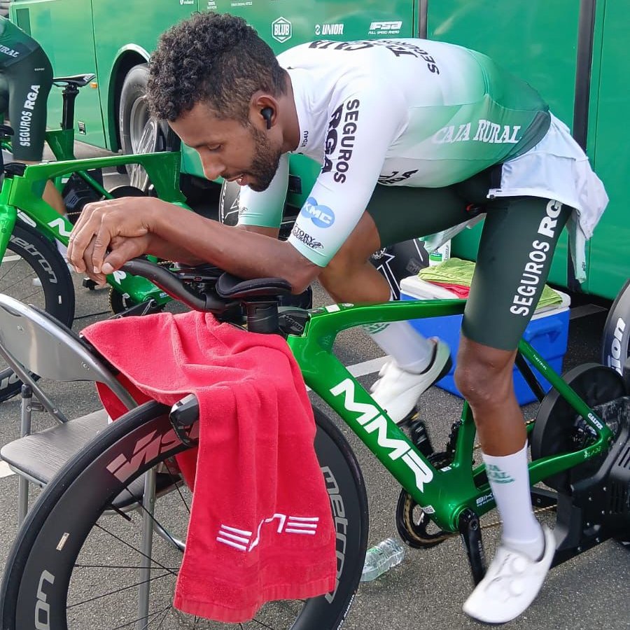 🇫🇷 #Boucles53 También completa su crono <a href="/KinfeMulu/">Mulu Kinfe hailemichael</a> a unos 37" de Ivo Oliveira, quien sigue comandando el prólogo a falta sólo de las dos últimas tandas de ciclistas.

#SúmateAlVerde 💚