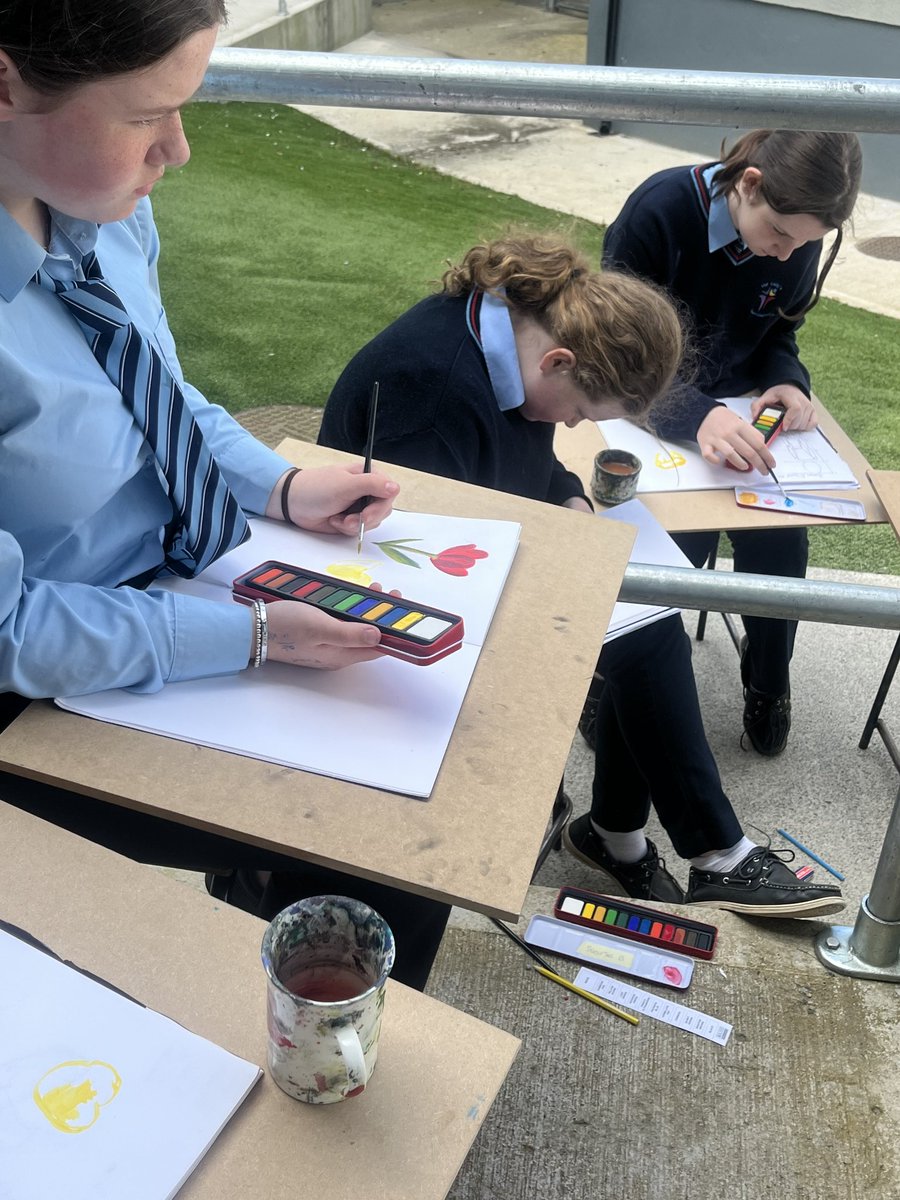 OLSSBlayney's tweet image. 1st yr art students using different techniques and media to draw the tulips the horticulture students planted outside the art room. #crosscurricular #olssart #jcvisualart #horticulture