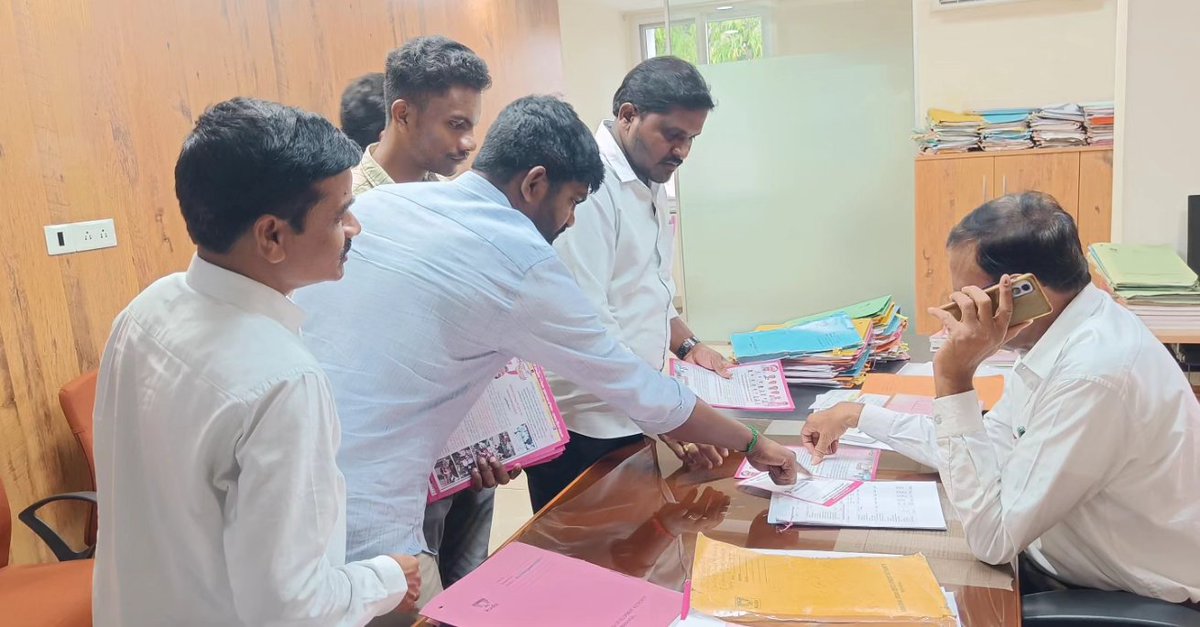 PVKBRSV's tweet image. #KUBRSV 

పట్టభద్రుల ఎమ్మెల్సీ ఎన్నికల్లో @BRSparty అభ్యర్థి @RakeshReddyBRS గారి గెలుపు కోసం హన్మకొండలోని ఫారెస్ట్ ఆఫీస్, కూడా కార్యాలయాల్లో  మొదటి ప్రాధాన్యత ఓటును కోరుతూ ప్రచారం నిర్వహించడం జరిగింది...

#GraduateAdda #GraduateMLC