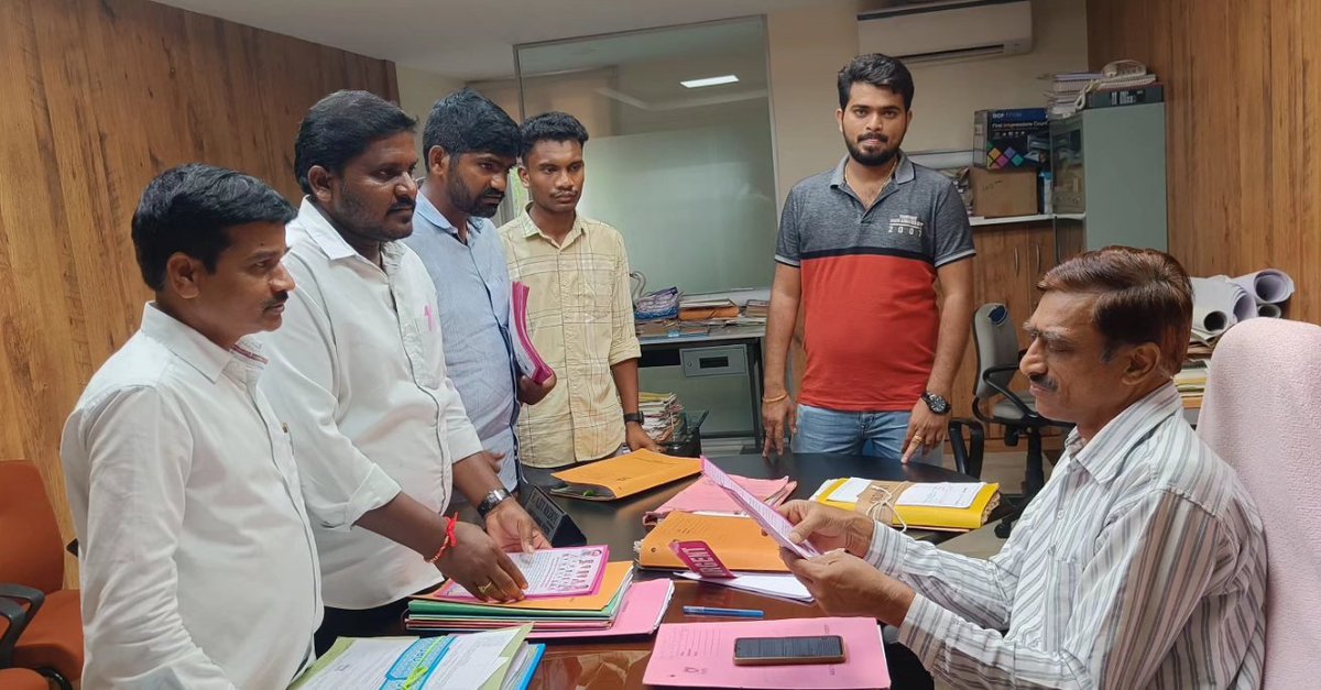 PVKBRSV's tweet image. #KUBRSV 

పట్టభద్రుల ఎమ్మెల్సీ ఎన్నికల్లో @BRSparty అభ్యర్థి @RakeshReddyBRS గారి గెలుపు కోసం హన్మకొండలోని ఫారెస్ట్ ఆఫీస్, కూడా కార్యాలయాల్లో  మొదటి ప్రాధాన్యత ఓటును కోరుతూ ప్రచారం నిర్వహించడం జరిగింది...

#GraduateAdda #GraduateMLC