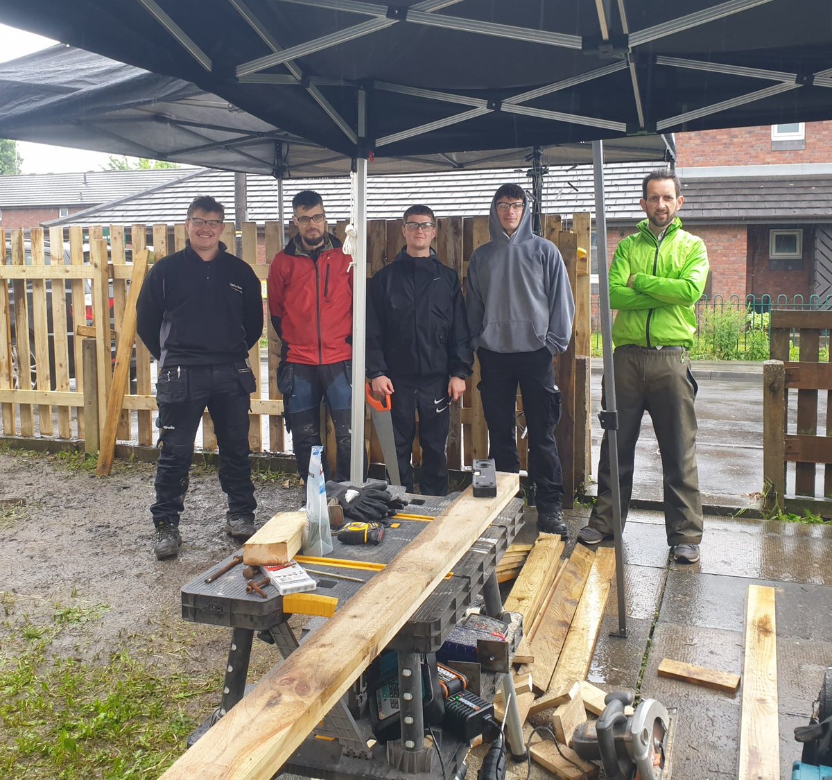 Great to be working with #Beeston manufacturers @DePuySynthes, who've been undertaking practical community tasks in #Hunslet, eg fixing fencing + gates. It's made a huge difference. Interested in hands-on voluntary work like this? Get in touch: facebook.com/share/kLsivm3A…. Thanks.