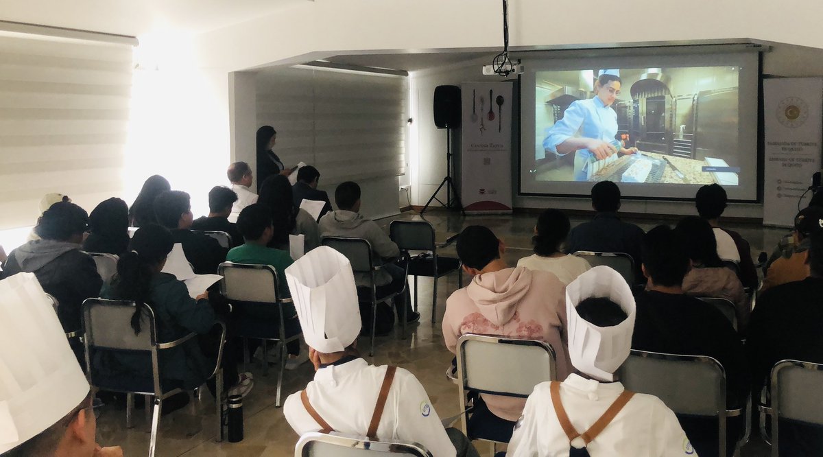 TC_KitoBE's tweet photo. #TürkMutfağıHaftası kapsamında, @ozyeginuni, Le Cordon Bleu İstanbul, şef @SEMENONER desteğiyle, Ekvator’un öndegelen gastronomi fakültesi UTE öğrencilerine #Türkege lezzetleri hakkında bir master class düzenledik.
#turkishcuisineweekwithtimelessrecipes
#gastrodiplomasi https://t.co/zetknDS586