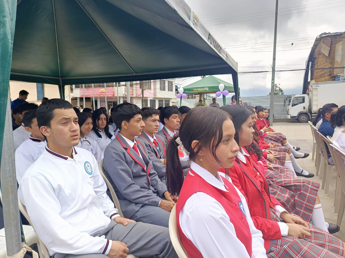 Salud_Loja's tweet photo. #Alamor | En la plaza cívica, con un acto solemne, la Coordinación Zonal 7-Salud realizó el lanzamiento de la vacunación contra la #COVID19 con la presencia de autoridades locales, estudiantes y ciudadanía. https://t.co/2V2yCv5ntu