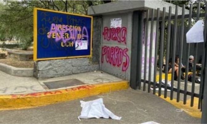 diario24horas's tweet photo. 🚨 Un grupo de jóvenes demandan el esclarecimiento de los sucesos del 8 de mayo en #CCHNaucalpan, en donde lamentablemente murió un estudiante de la #FESAcatlán.

#UNAM #Manifestación #Estudientes #Porros #CCH #Naucalpan #FES #Acatlán
📸: Especial https://t.co/3w8lWSQuup