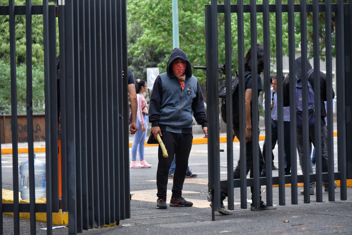 diario24horas's tweet photo. 🚨 Un grupo de jóvenes demandan el esclarecimiento de los sucesos del 8 de mayo en #CCHNaucalpan, en donde lamentablemente murió un estudiante de la #FESAcatlán.

#UNAM #Manifestación #Estudientes #Porros #CCH #Naucalpan #FES #Acatlán
📸: Especial https://t.co/3w8lWSQuup