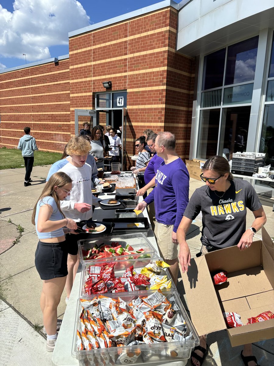 ChaskaHawks's tweet photo. Students enjoyed our annual cookout with some great grilled goodies today served by our admin team! 🍔 https://t.co/HAMJPochAE