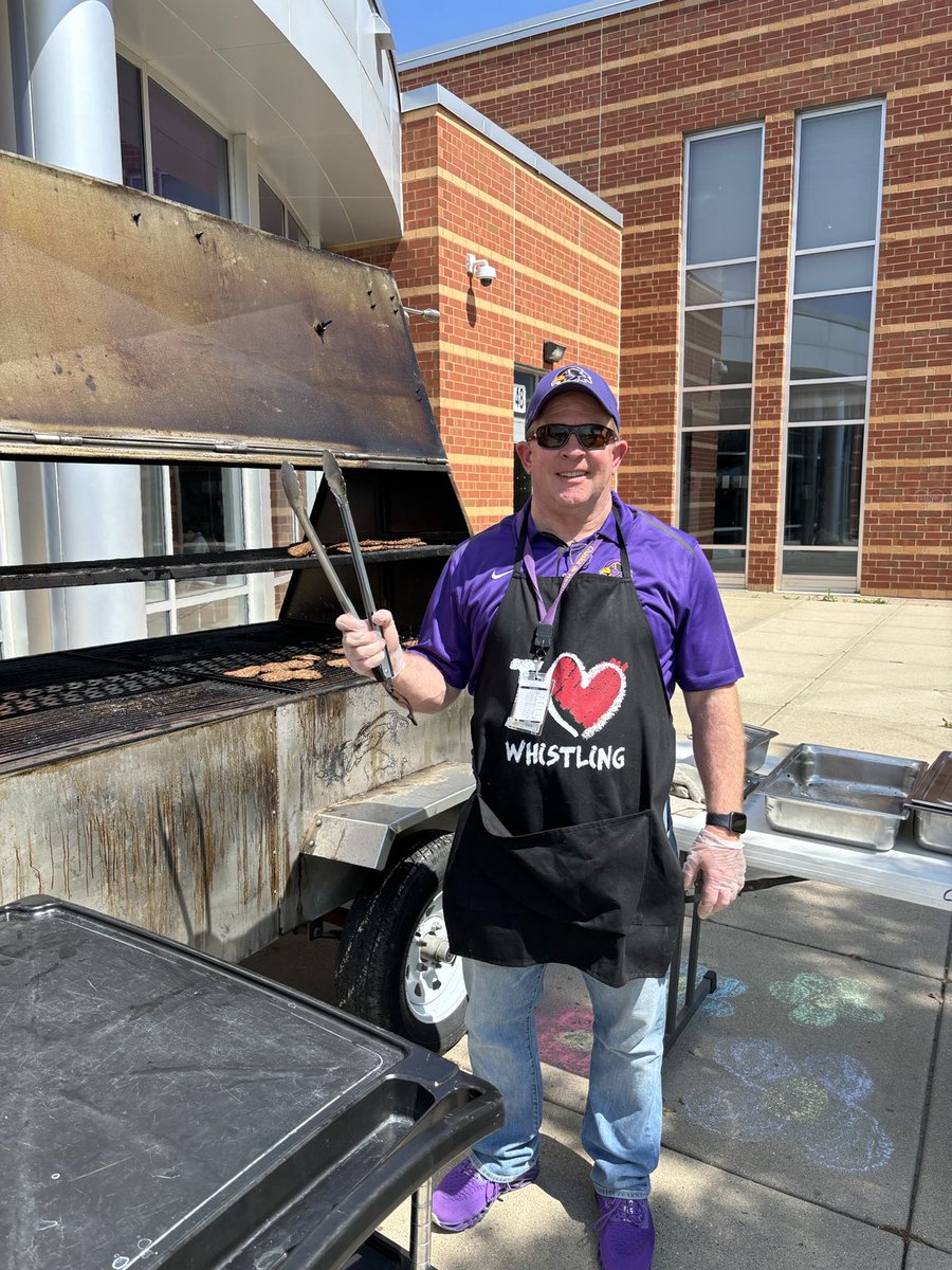 Students enjoyed our annual cookout with some great grilled goodies today served by our admin team! 🍔