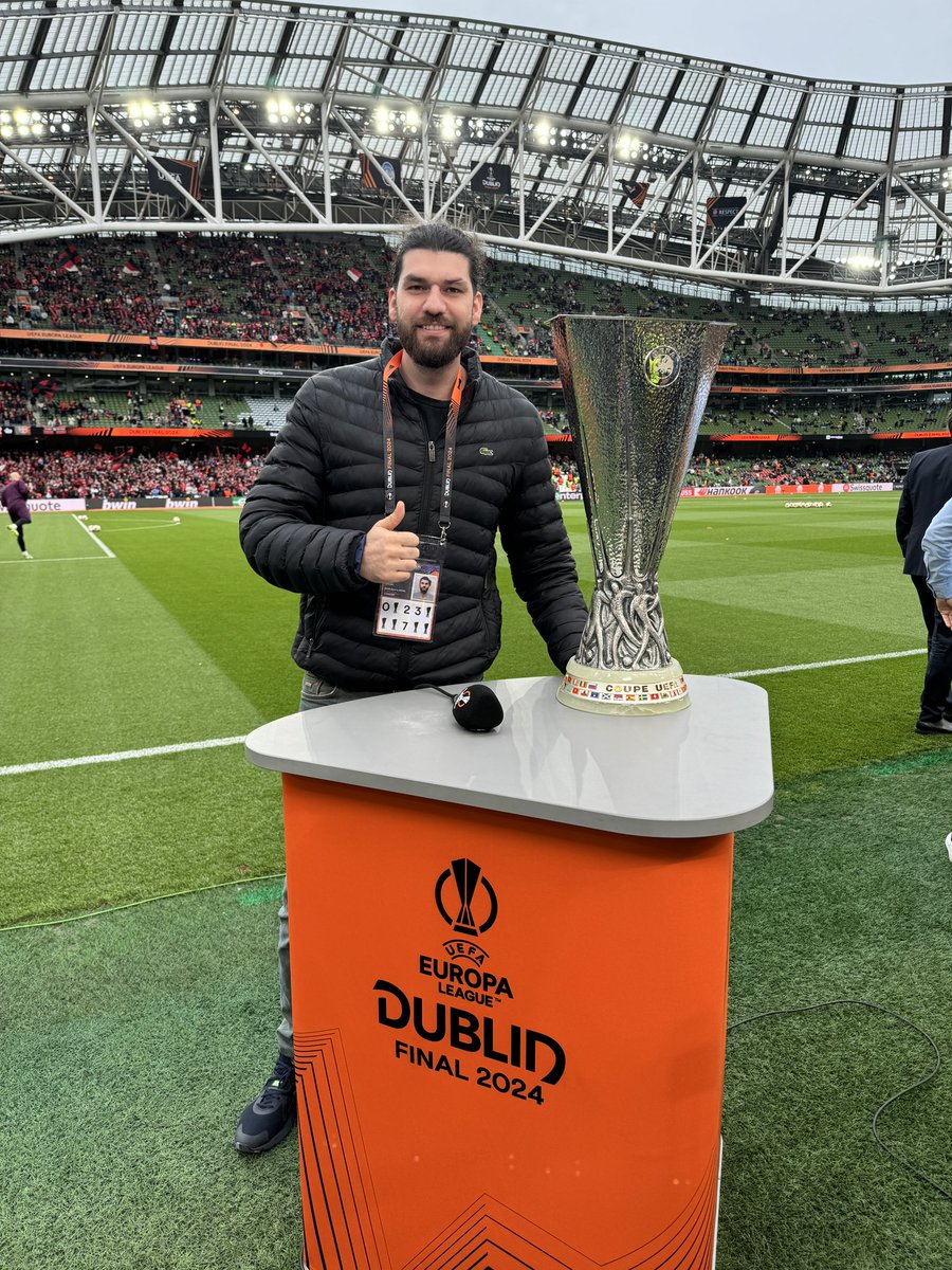 yunusdalgic1's tweet photo. Muhteşem bir atmosfer vardı. Bayernli futbolcular , maç sonrası Atalanta’lı futbolcuları kupalarını almaya giderken alkışladı. 
Maç öncesi hazır kupayı bulmuşken fotoğraf çekildim. 

Ayrıntıyı fark edenler ?? https://t.co/WZjaGzpTrx