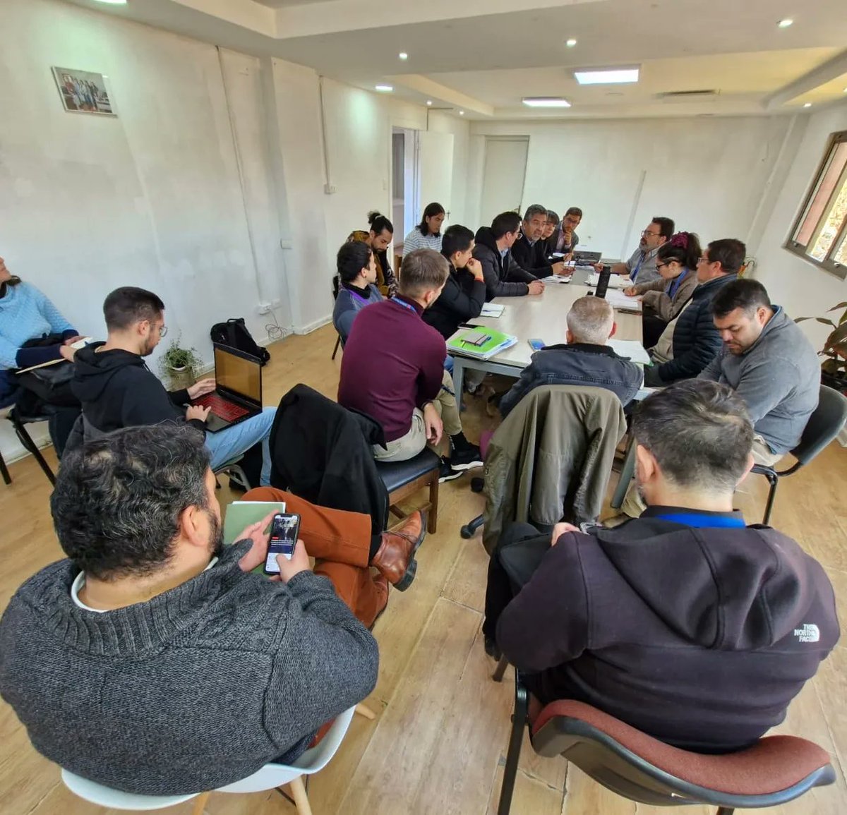 Serviu Valparaíso (@serviuvalpo) on Twitter photo El director <a href="/ruribeb/">Rodrigo Uribe</a> junto a equipos profesionales de nuestro Servicio, <a href="/minvuvalparaiso/">Seremi MINVU Valpo</a> y <a href="/muni_quilpue/">Municipalidad de Quilpué</a>, abordan en una reunión de trabajo las alternativas habitacionales para la reconstrucción de los distintos sectores afectados por los incendios del 2 y 3 de febrero pasado. El director <a href="/ruribeb/">Rodrigo Uribe</a> junto a equipos profesionales de nuestro Servicio, <a href="/minvuvalparaiso/">Seremi MINVU Valpo</a> y <a href="/muni_quilpue/">Municipalidad de Quilpué</a>, abordan en una reunión de trabajo las alternativas habitacionales para la reconstrucción de los distintos sectores afectados por los incendios del 2 y 3 de febrero pasado.