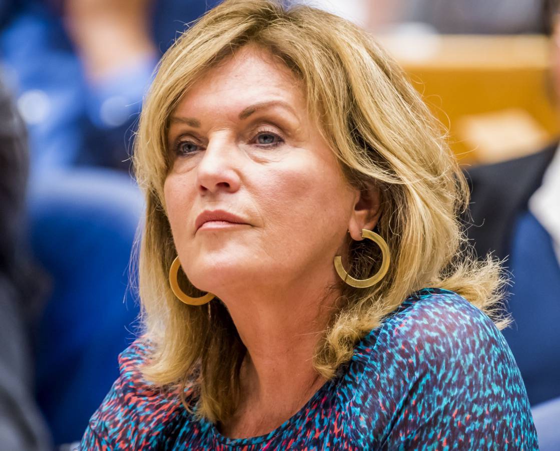 D66-minister Pia Dijkstra is AANGEKLAAGD wegens het doordrukken van het pandemieverdrag! Doe een ♥️ & RT als je haar voor de RECHTER wil zien!