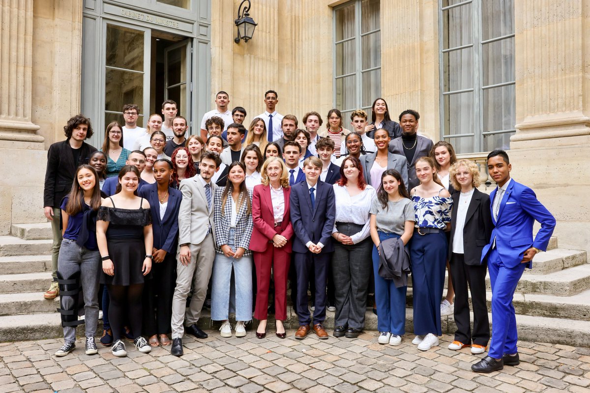 La ministre @NBelloubet a réuni le Conseil national de la vie lycéenne au Ministère de l’Éducation nationale pour échanger avec les élus sur la politique éducative menée, la santé mentale des jeunes et l’éducation morale et civique. Le #CNVL, c’est plus de 60 lycéens,