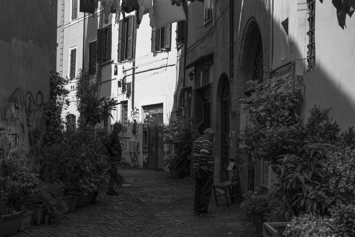 #monochrome
#blackandwhitephoto 
#streetphotography
#Rome
#Trastevere