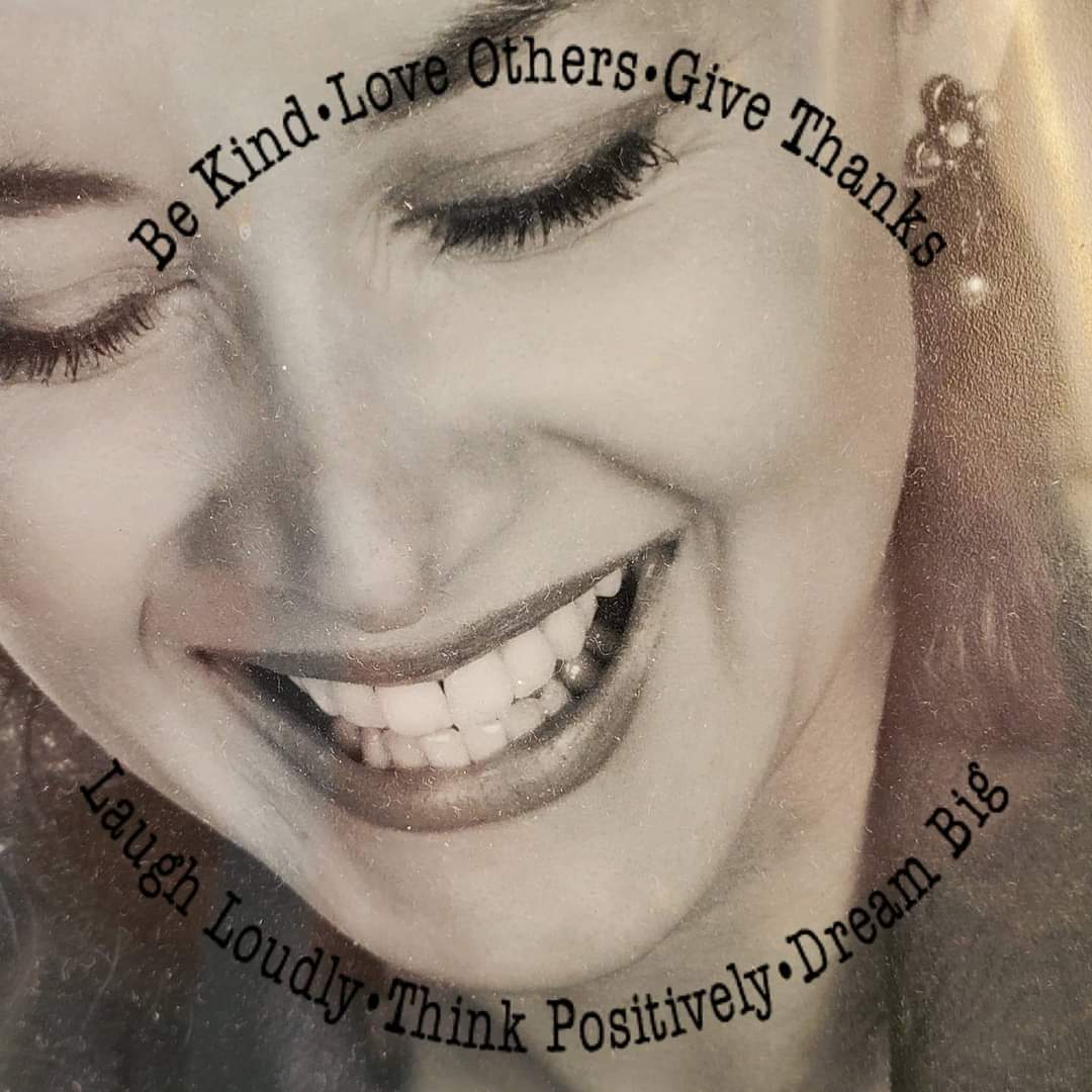 #NewProfilePic
An old pic but I like the words; be kind, love others, give thanks, laugh loudly, think positively, dream big ❤️💋