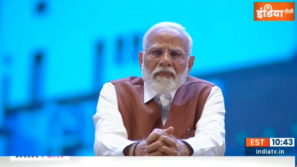 JyotiDevSpeaks's tweet photo. नरेंद्र मोदी रजत शर्मा के इंटरव्यू में कह रहे हैं कि "मैं बिना सिक्योरिटी ही पाकिस्तान चला गया था, वहाँ एक रिपोर्टर चिल्ला रहे थे कि हाय अल्लाह तौबा ये बिना वीज़ा कैसे आ गये, मैंने कहा ये कभी मेरा ही देश था"

प्रधानमंत्री होने की थोड़ी तो मर्यादा रखिये महाराज, भारत के प्रधानमंत्री होने के नाते आप दुनिया के किसी भी देश में बिना वीज़ा उतर सकते हैं, दुनिया का कोई भी देश आपके विमान को अपने क्षेत्र से गुजरने से नहीं रोक सकता, यह विशेषाधिकार आपको भारत का प्रधानमंत्री होने में नाते मिले हैं, इनका प्रदर्शन अपने प्रमोशन के लिये मत कीजिये!
देश जानता है कि आपकी निजी क्षमता पर तो अमेरिका ने आपको वीज़ा तक नहीं दिया था!
#ModiWithRajatSharma