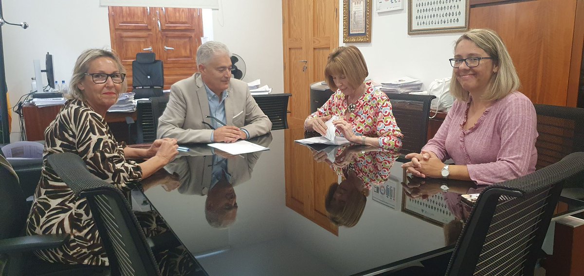 🇬🇧 La vicecónsul Británica visita el Ayuntamiento de #Tías 👉 Hoy @jjcruzsaavedra recibió la visita vicecónsul Británica, donde estuvo tratado varios asuntos, por un lado, la evolución del mercado turístico Británico en la isla y en el municipio de Tías