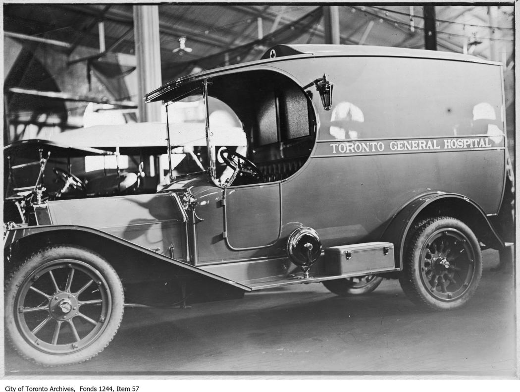 The 1910s saw significant changes for EMS in Toronto with the conversion from horse-drawn to motorized vehicles. This ambulance was given to Toronto General Hospital by Sir John Eaton ca. 1912-14. ow.ly/aGtP50RFQOX #TOhistory #ParamedicServicesWeek
