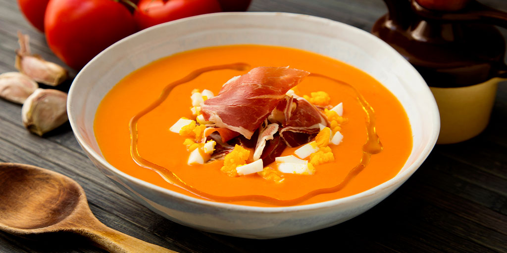 If you visit #Andalusia during summer, you are sure to find the most delicious tapas! 😋 Pescaíto frito, gazpacho and salmorejo are definitely the most beloved dishes! 🧡 What's your favourite? 😊⬇️ tinyurl.com/mrxr6zdu 👈 #VisitSpain #SpainGastronomy @viveandalucia