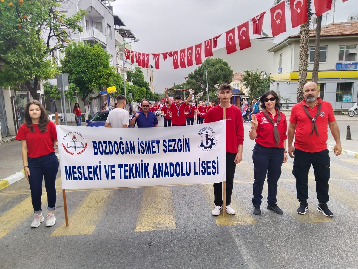 bozdoganmtal's tweet photo. Okulumuz öğrenci ve izcileri bando eşliğinde  Gençlik yürüyüşü  ile 19 Mayıs ATATÜRK 'ü Anma  Gençlik ve Spor Bayramını coşkuyla kutladı.
@Aydin_MEM 
@MehmetMadran09 
@veyselkasapoglu 
@bozdoganmtal 
@BozdoganIlce https://t.co/9yM1THI5OI