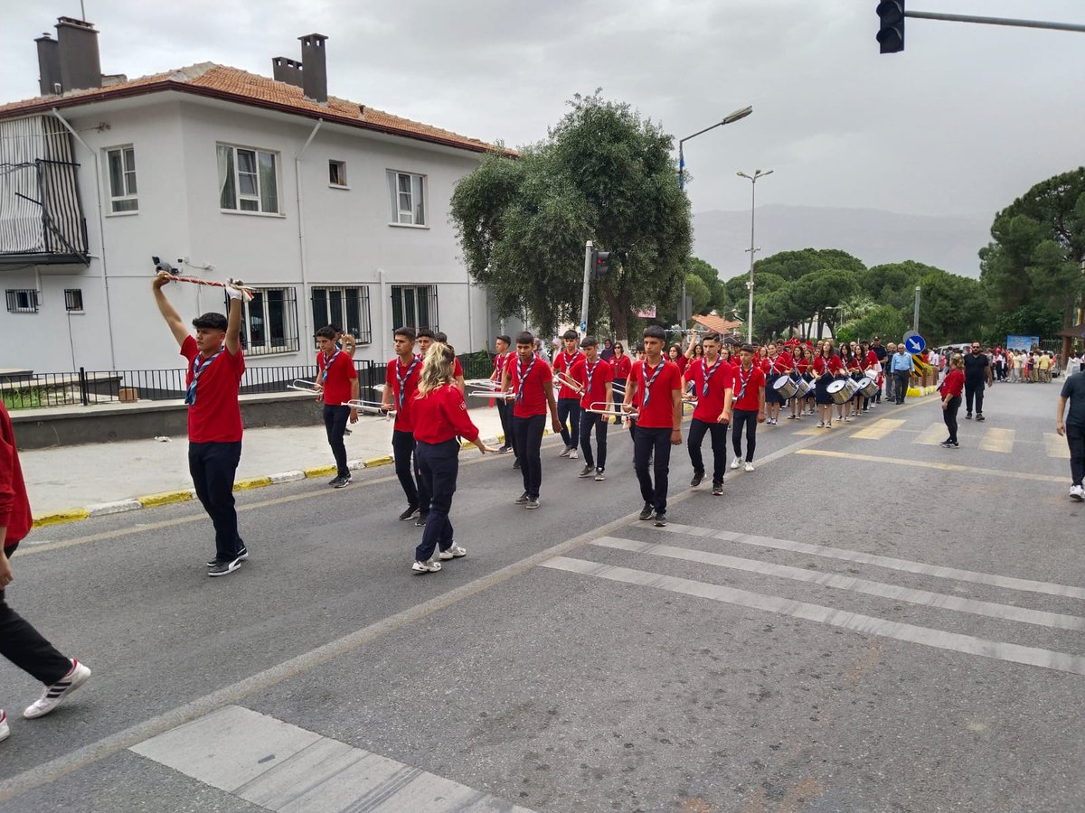 bozdoganmtal's tweet photo. Okulumuz öğrenci ve izcileri bando eşliğinde  Gençlik yürüyüşü  ile 19 Mayıs ATATÜRK 'ü Anma  Gençlik ve Spor Bayramını coşkuyla kutladı.
@Aydin_MEM 
@MehmetMadran09 
@veyselkasapoglu 
@bozdoganmtal 
@BozdoganIlce https://t.co/9yM1THI5OI