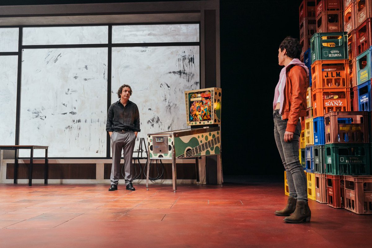 centrodramatico's tweet photo. 🎭 Recopilamos algunas críticas de #LosGuapos:
💬 «Trueba busca un diálogo abierto con la sociedad española para explicar la realidad de la lucha de clases en los barrios obreros de Madrid. Maravillosa combinación de entretenimiento y reflexión.» #PatriciaMoreno para @EnPlatea. https://t.co/Vb0Q7SdjVF