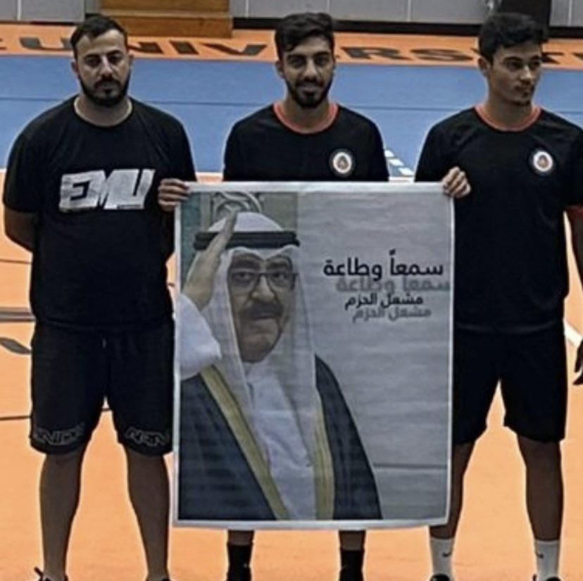 AwwalBe's tweet photo. قام الطالب رضا عباس البلوشي الذي يدرس طب في جامعه قبرص التركيه  والذي اختير  ضمن منتخب القبرصي  يرفع صوره حضرة صاحب السمو امير البلاد حفظه الله ورعاه   أمام جميع الطلبه  
#السمع_والطاعه_ياسمو_الامير https://t.co/50YREK1qMK