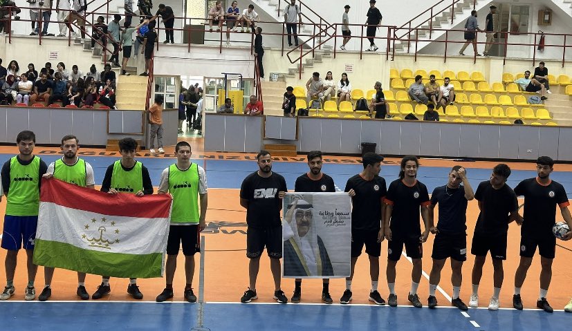 AwwalBe's tweet photo. قام الطالب رضا عباس البلوشي الذي يدرس طب في جامعه قبرص التركيه  والذي اختير  ضمن منتخب القبرصي  يرفع صوره حضرة صاحب السمو امير البلاد حفظه الله ورعاه   أمام جميع الطلبه  
#السمع_والطاعه_ياسمو_الامير https://t.co/50YREK1qMK