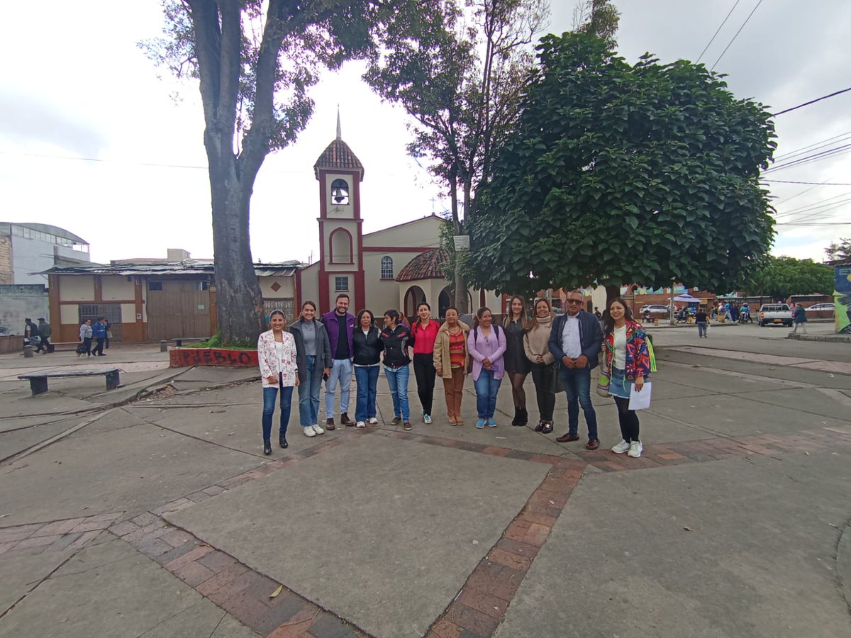 LiliaDignidad's tweet image. Las Mujeres representantes de Organizaciones y cuidadores ante el #CTPD y la @secmujeres, nos dimos cita en la Manzana del Cuidado en #EngativáPueblo. Esperamos que @ConcejoDeBogota, atienda nuestra petición de reconocimiento del #SistemaDistritalDelCuidado como estrategia PDD.